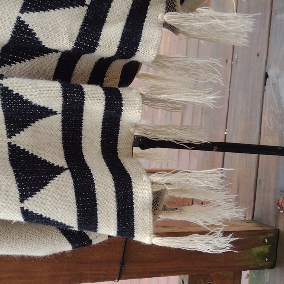 debut Fringed Knit Poncho with Geometric Pattern Size Small - Picture 4 of 10